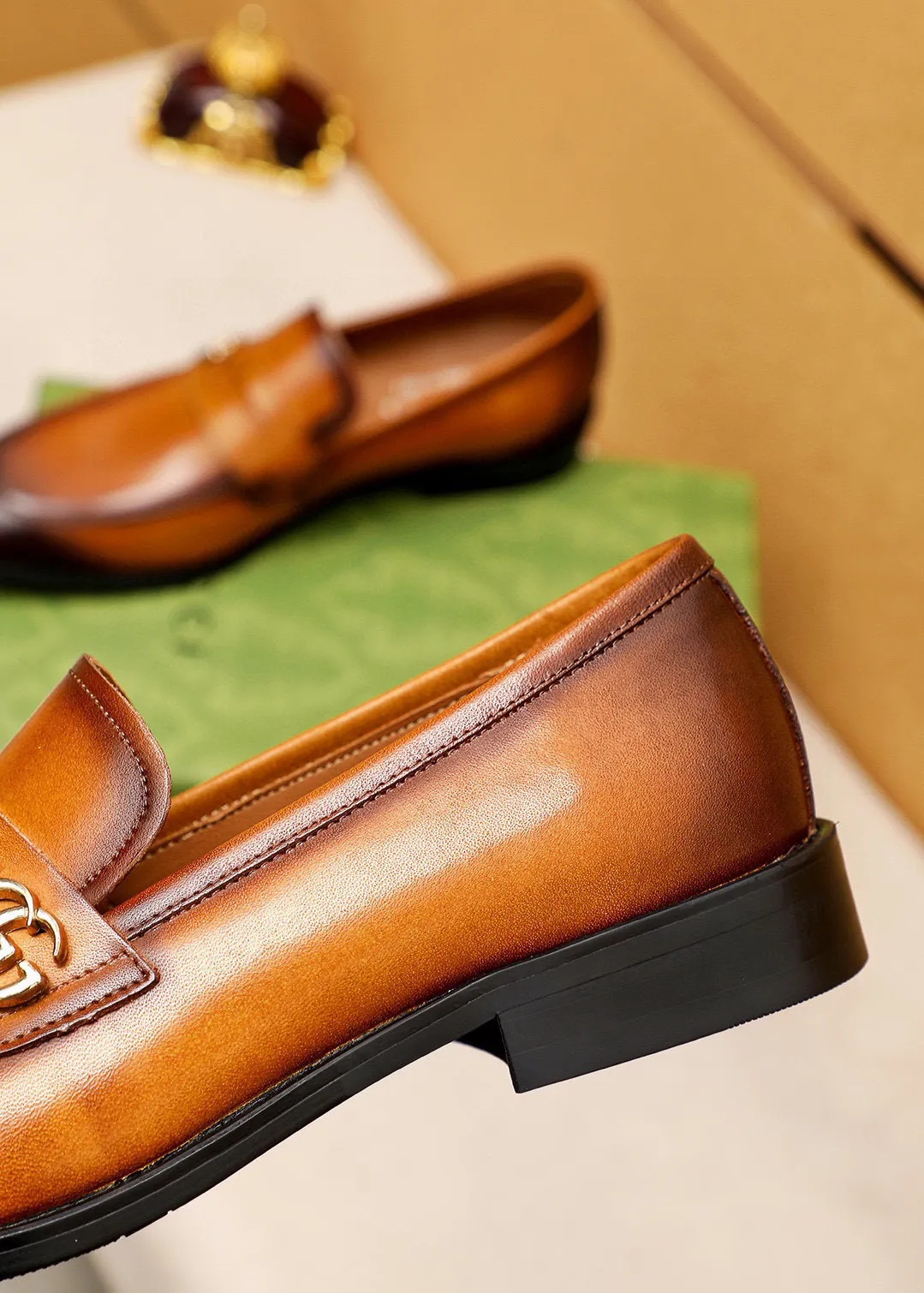 Men's shoes 💰400 💐 Product trademark: GUCCI "Gucci" casual leather shoes Regular size: 39-44 (38.45.46🉑️Customized) Product materials: Selected imported first-layer calfskin upper + luxury hardware buckle, imported 🐑 sheepskin lining. Strong three-dimensional visual effect, combined outsole Color: 2⃣️colors available